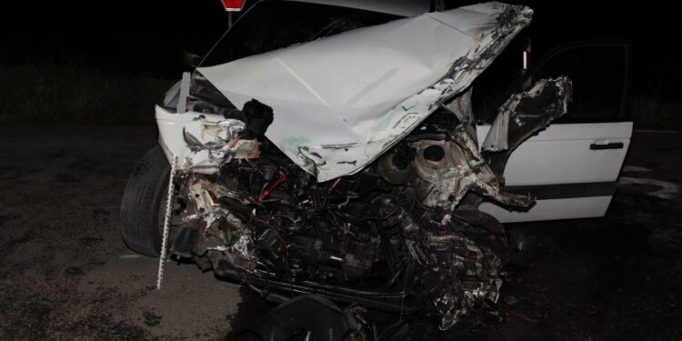 Tarnobrzeg. Autem osobowym w lokomotywę.