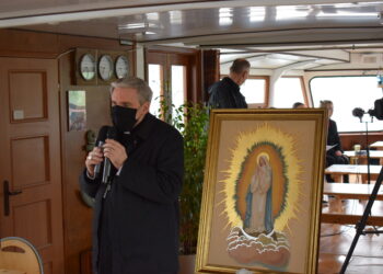 Sandomierz: Pieśni maryjne i modlitwa do Matki Bożej na pokładzie statku.