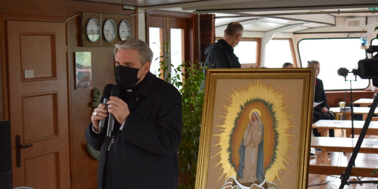 Sandomierz: Pieśni maryjne i modlitwa do Matki Bożej na pokładzie statku.