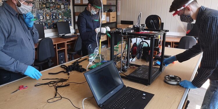 Gorzyce. Już ponad sto przyłbic ochronnych powstało w ZS Gorzyce