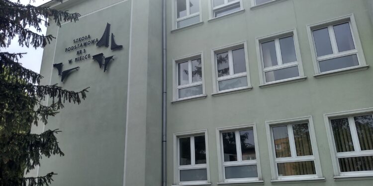 Region: Szkoły otwarte ale decyzja rodziców