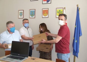 Baranów Sandomierski. Ćmielowska porcelana na wystawie w zamkowym muzeum