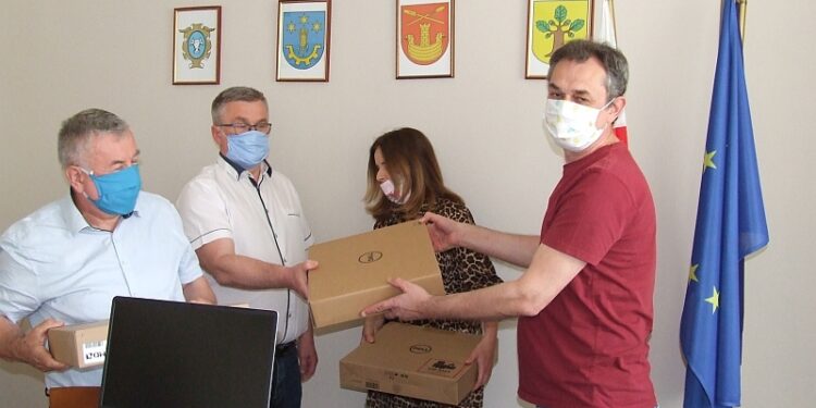 Baranów Sandomierski. Ćmielowska porcelana na wystawie w zamkowym muzeum