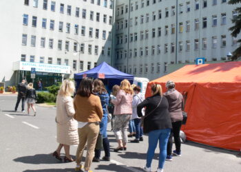 Sandomierz: Pracownicy oświaty przechodzą testy w kierunku zakażenia koronawirusem.