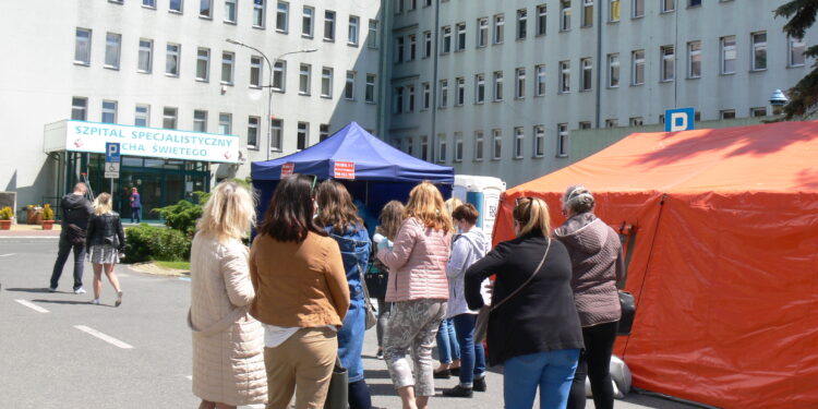 Sandomierz: Pracownicy oświaty przechodzą testy w kierunku zakażenia koronawirusem.