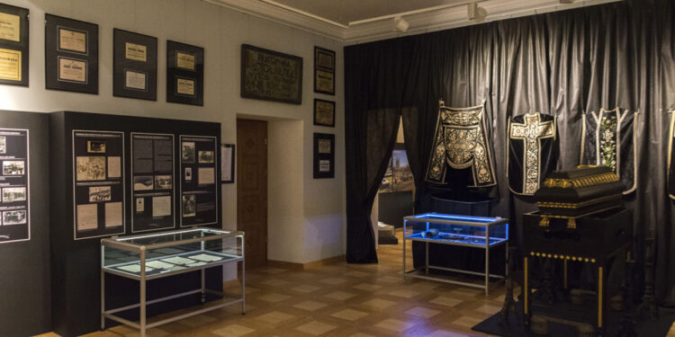 Rozmowa z dyrektorem Muzeum Historycznego Miasta Tarnobrzega, Tadeuszem Zychem o wystawie pod tytułem „In articulo mortis – Umrzeć w Tarnobrzegu”.