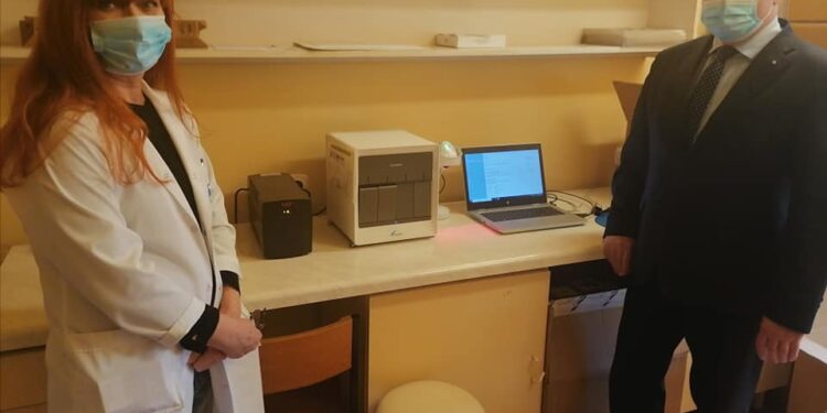 Sandomierz: Urządzenie do wykonywania testów na koronawirusa dotarło do szpitala.