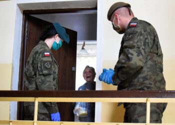 Staszów: Sandomierscy terytorialsi dostarczyli żywność mieszkańcom.