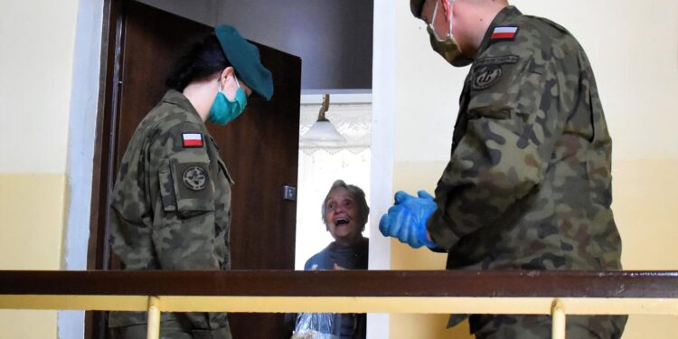 Staszów: Sandomierscy terytorialsi dostarczyli żywność mieszkańcom.