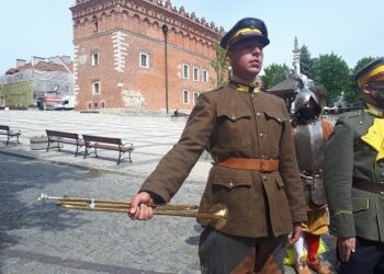 Sandomierz: „Chwalcie łąki umajone” na trąbce z Bramy Opatowskiej w majowe weekendy.
