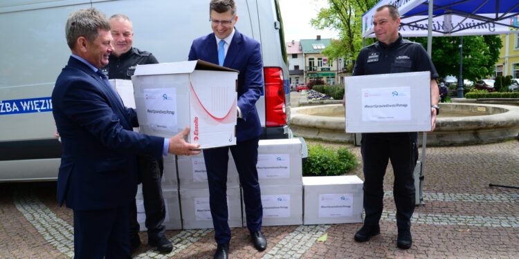 Nisko: Zakład Karny z Rzeszowa przekazał samorządowi uszyte przez osadzonych maseczki.