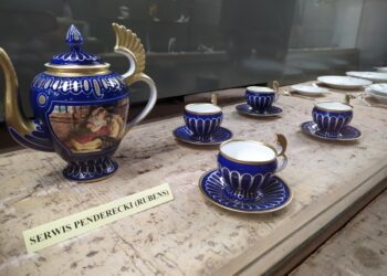 Baranów Sandomierski. Ćmielowska porcelana na wystawie w zamkowym muzeum