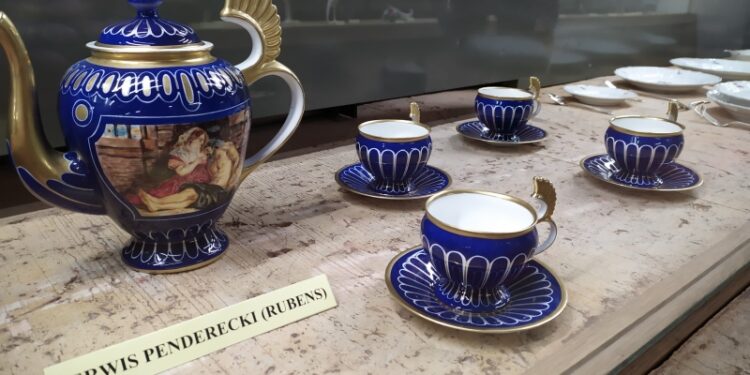 Baranów Sandomierski. Ćmielowska porcelana na wystawie w zamkowym muzeum