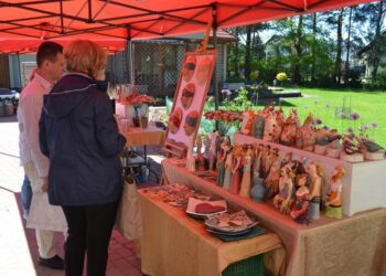 Rudnik nad Sanem: Odwiedź kiermasz szkła i ceramiki w ogrodzie pełnym sztuki.