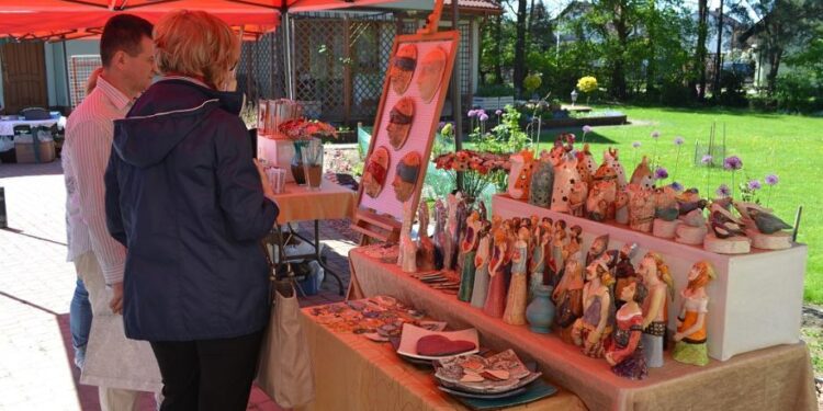 Rudnik nad Sanem: Odwiedź kiermasz szkła i ceramiki w ogrodzie pełnym sztuki.