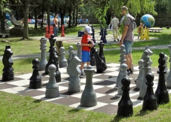 Staszów. Większy plac zabaw przy Szkole Podstawowej nr 3