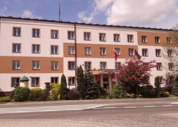 Baranów Sandomierski. Ćmielowska porcelana na wystawie w zamkowym muzeum