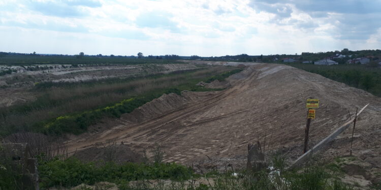 Sandomierz, Samborzec: Trwają prace na wałach.