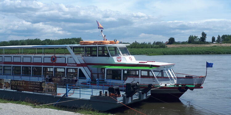 Sandomierz: Żegluga po Wiśle czyli rekreacja na świeżym powietrzu w czasie epidemii.