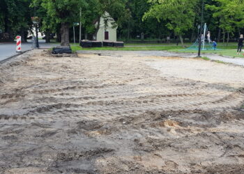 Tarnobrzeg. Parking i alejki na Placu Górnika.