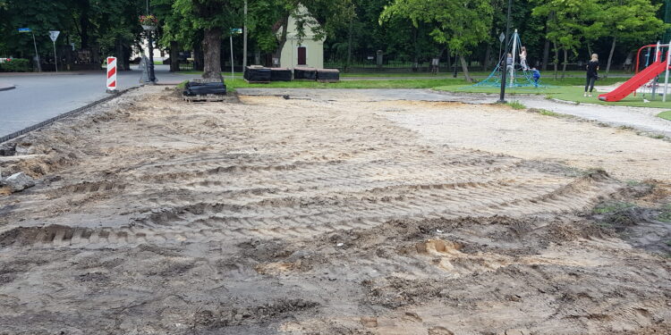 Tarnobrzeg. Parking i alejki na Placu Górnika.