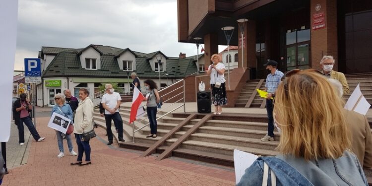 Tarnobrzeg. Manifestacja przed sądem.