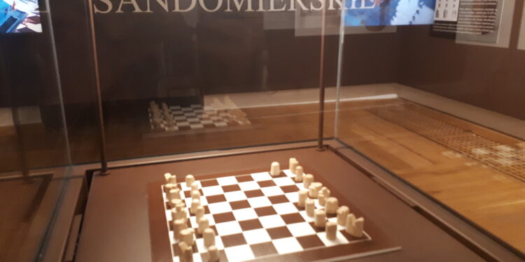Sandomierz: Oryginały Szachów Sandomierskich na ekspozycji w Zamku Królewskim.
