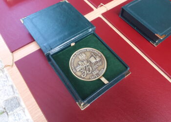 Sandomierz: Okolicznościowe medale z okazji 35-lecia Spółdzielni Budownictwa Mieszkaniowego 'Sandomierz’.