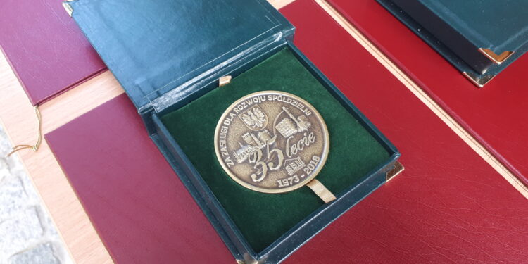 Sandomierz: Okolicznościowe medale z okazji 35-lecia Spółdzielni Budownictwa Mieszkaniowego 'Sandomierz’.