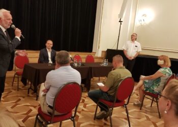 Tarnobrzeg. Wiceminister Rafał Weber i europoseł Bogdan Rzońca  w Tarnobrzeskim Domu Kultury.