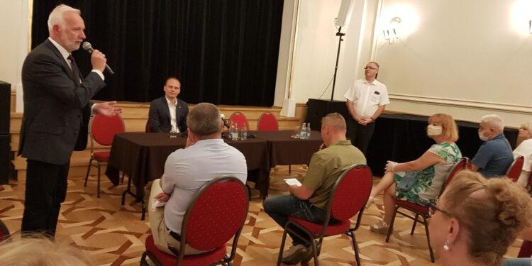 Tarnobrzeg. Wiceminister Rafał Weber i europoseł Bogdan Rzońca  w Tarnobrzeskim Domu Kultury.