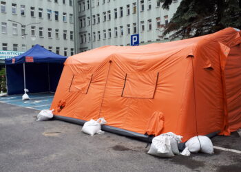 Sandomierz: Zniszczony namiot po szpitalem podmieniony na nowy.