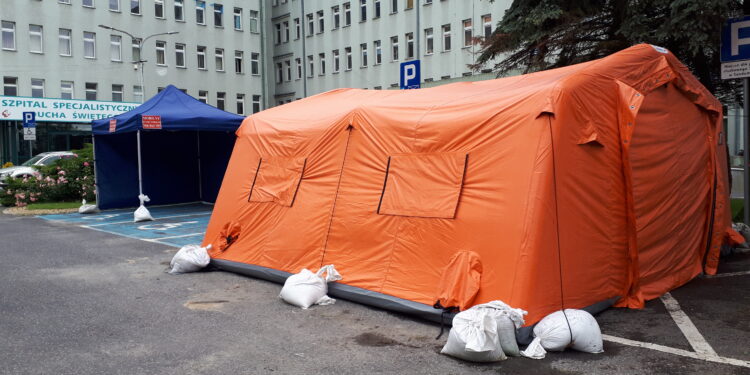 Sandomierz: Zniszczony namiot po szpitalem podmieniony na nowy.