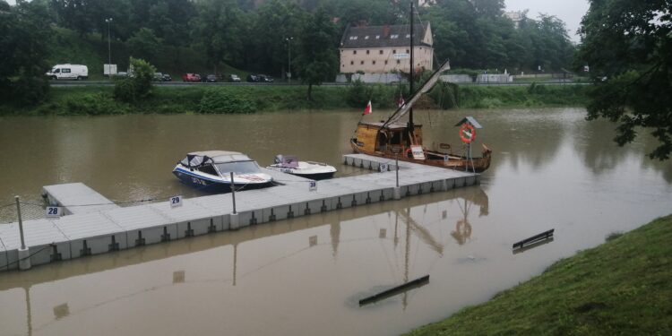 Sandomierz: Jest bezpiecznie mimo przekroczonych stanów ostrzegawczych na Wiśle.