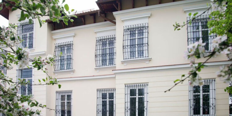 Stalowa Wola: Schody z piaskowca i kolejne sale wystawiennicze w Galerii