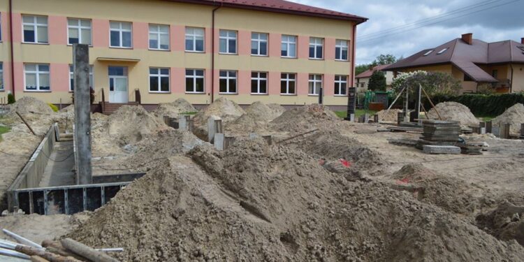 Mielec:  A mury pną się do góry