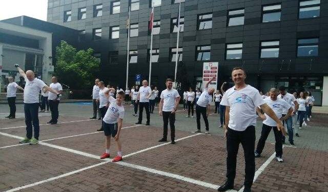 Sandomierz: Zbierali pieniądze, robili pompki i przysiady aby pomóc choremu dziecku.