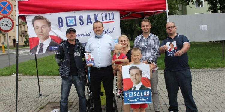Stalowa Wola: Zachęcali do zagłosowania na Krzysztofa Bosaka.