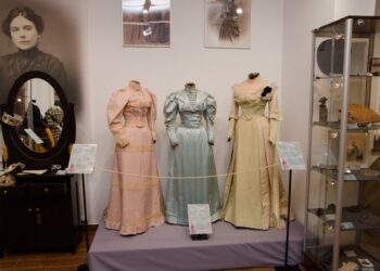 Pilzno: „W cieniu wachlarza i parasolki. Moda damska XIX w.”