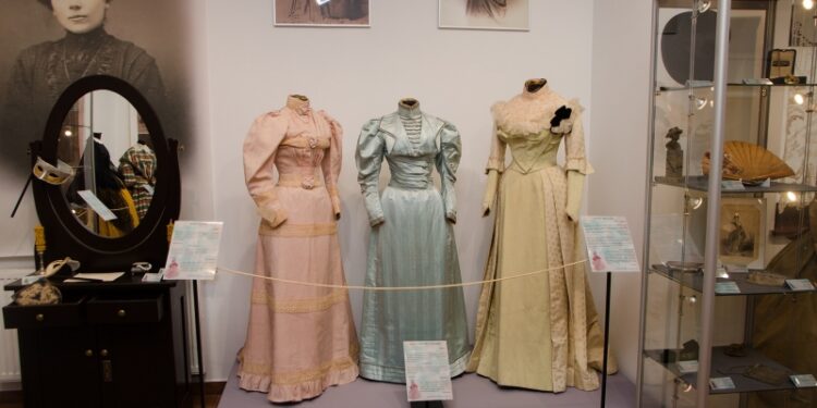 Pilzno: „W cieniu wachlarza i parasolki. Moda damska XIX w.”