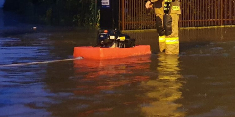 Nisko: Ulewny deszcz podtopił ulice i domy