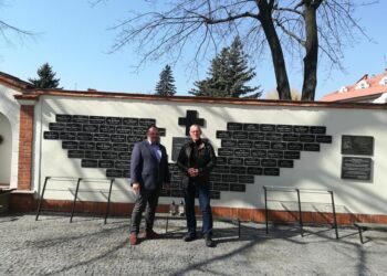 Mielec: Kolejne tabliczki na Ścianie Katyńskiej
