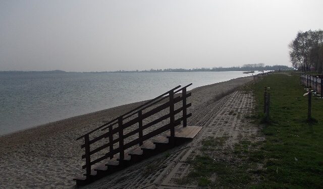 Tarnobrzeg. Inne miejsce bazy ratowniczej nad jeziorem.