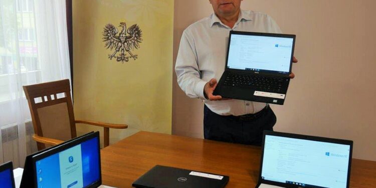 Grębów. Kolejne laptopy dla uczniów i nauczycieli