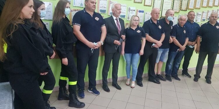 Tarnobrzeg. Strażacy OSP w działaniach przeciwpowodziowych na terenie Podkarpacia.