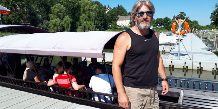 Sandomierz: Coraz więcej drewnianych łodzi na Wiśle.