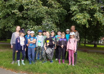 Tarnobrzeg. Wycieczka po lesie. Kaplica, pomniki, tajemnica i motyle.