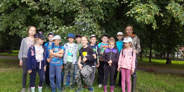 Tarnobrzeg. Wycieczka po lesie. Kaplica, pomniki, tajemnica i motyle.