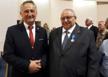 Kielce, Sandomierz: Sandomierski pisarz Andrzej Sarwa uhonorowany Medalem Stulecia Odzyskanej Niepodległości.