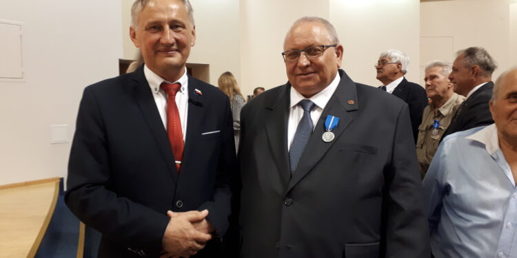 Kielce, Sandomierz: Sandomierski pisarz Andrzej Sarwa uhonorowany Medalem Stulecia Odzyskanej Niepodległości.